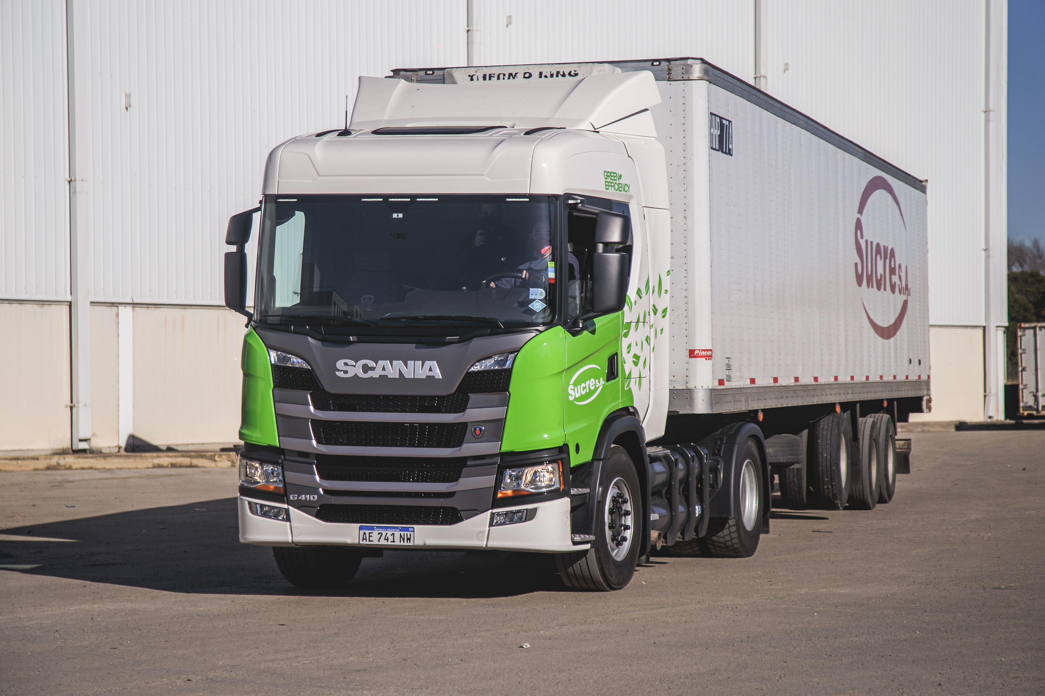 Scania Argentina entregó a la empresa Transporte Sucre un 0 km G410 4X2 de la Línea Green Efficiency, cuya función principal es transportar alimentos entre distintas localidades de Córdoba y San Luis. 
Con experiencia en el sector desde 1986, hace veinte años adquirieron su primer Scania -un 113- y en la actualidad cuentan con una flota de más de treinta camiones, de los cuales dos tercios corresponden a la marca del Griffin. “Apostamos a Scania fuertemente, por lo que significa. Es parte importante de nuestra inversión. Son los pies de nuestra empresa. Sin ellos no podríamos caminar”, expresó Mario Juan Manuel Cavagliatto, fundador y presidente de Transporte Sucre. 
El nuevo vehículo, que ofrece una autonomía de 400 km, es utilizado para transportar galletitas, alfajores y materia prima del cliente Arcor, entre Villa Mercedes, San Luis, y los destinos cordobeses de Colonia Caroya y Córdoba Capital. El recorrido representa aproximadamente 750 km, y fue delineado en función de los puntos de recarga de GNC, en los cuales los tanques pueden ser llenados en menos de media hora.
Fernando Ríos, director de Ventas de Scania Argentina, explicó: “Transporte Sucre eligió contar con los contratos de mantenimiento programado que ofrecemos, como así también con los cursos de capacitación para que sus choferes puedan usufructuar toda la tecnología embarcada en estos camiones, que son de última generación”.
Como empresa líder en el camino hacia un sistema de transporte sustentable, Scania lanzó en 2020 su Línea Green Efficiency, compuesta por camiones, buses y motores impulsados por combustibles alternativos al diésel, entre los cuales se destacan el gas y el biogás. A través de su programa DemoTrucks, ofrece a los clientes comprobar, en condiciones reales de operación, cuáles son los beneficios de estas unidades en cuanto a menores emisiones contaminantes, mayor ahorro de combustible y menor rumorosidad.
