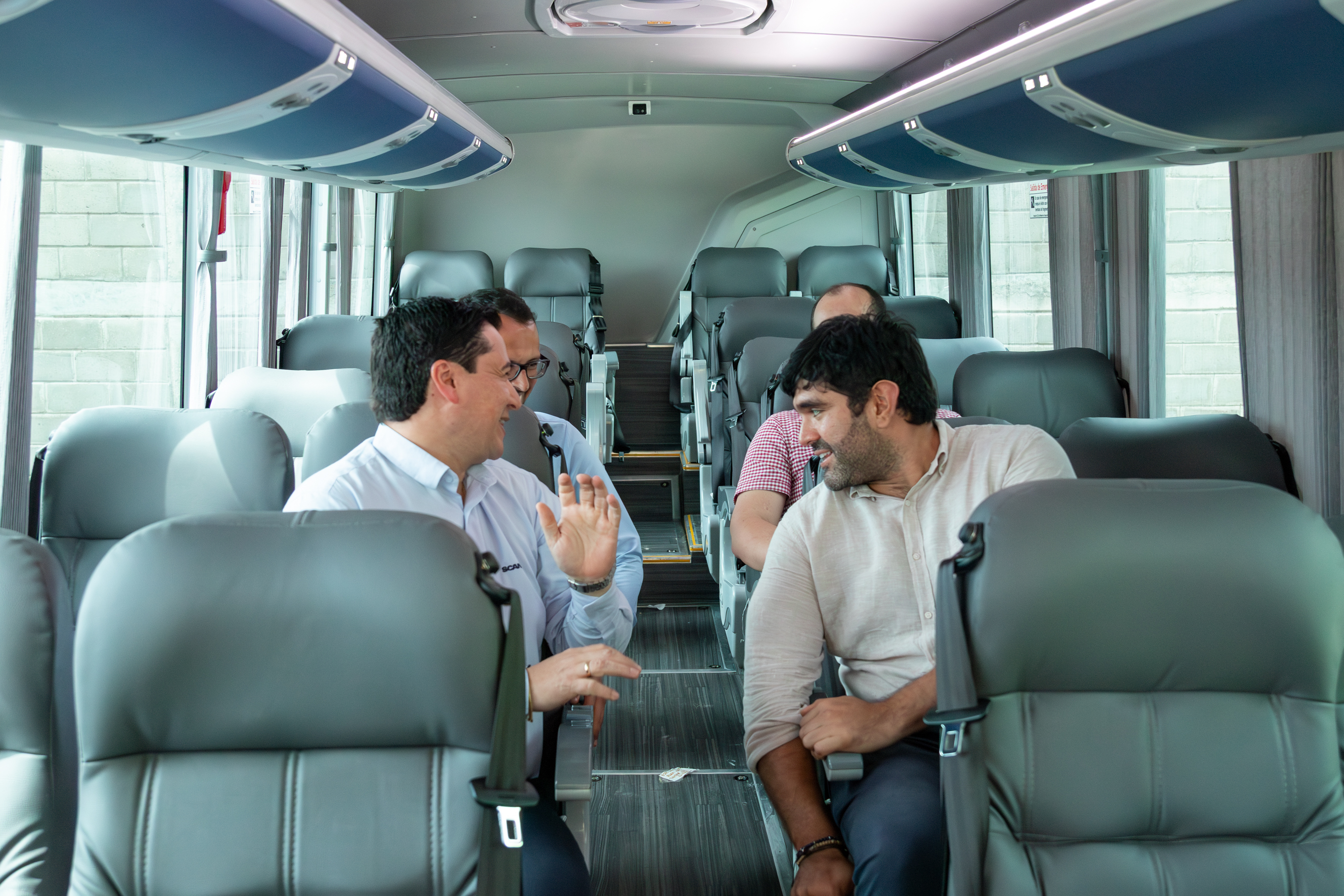 ● Scania entregó seis unidades del nuevo MidBus K320 a Expreso Brasilia, las cuales están destinadas al servicio de transporte de personal en mina en la costa atlántica

● Actualmente, alrededor del 85% de la flota de Expreso Brasilia es Scania, con más de 380 buses operando en el segmento de pasajeros.