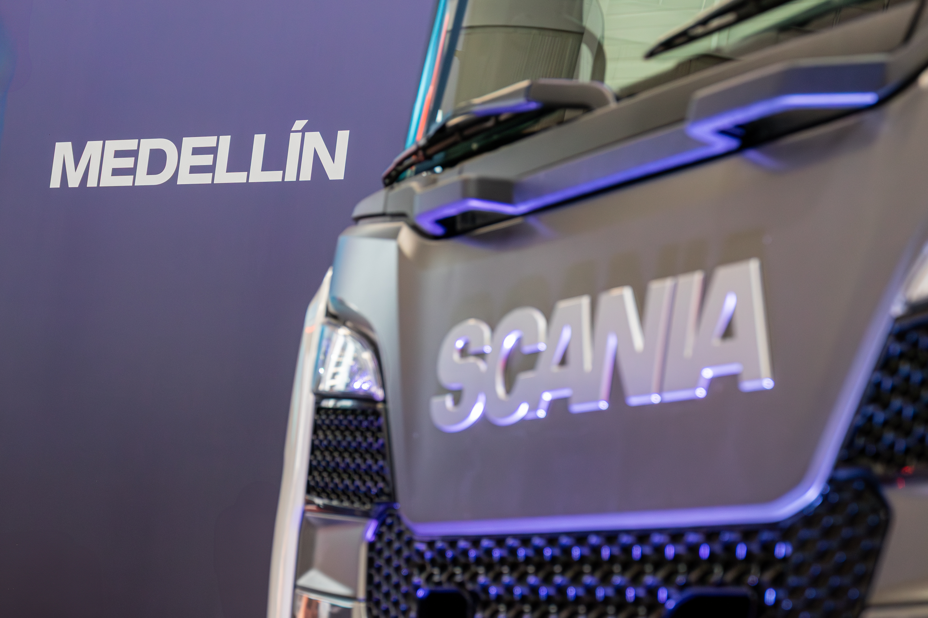 ● Scania inaugura una nueva sede en Medellín como parte de su compromiso con el desarrollo de una red de servicios 100% propia para potenciar el transporte en Colombia.

● Su ubicación estratégica, en una región que combina actividad industrial y tránsito hacia el norte del país, convierte a esta sede en una plataforma clave para el fortalecimiento y crecimiento de la marca en Colombia.