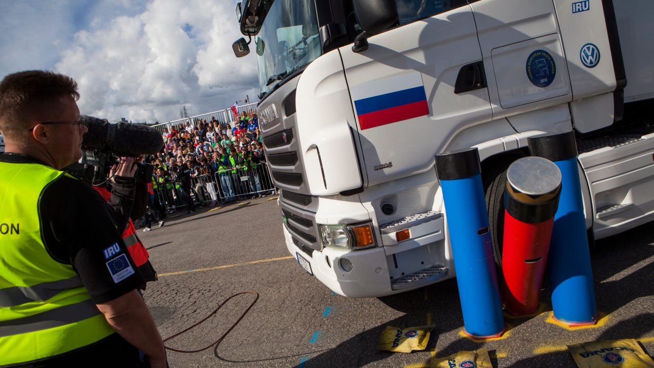 Knock the King manoeuvring, Young European Truck Driver final 2012. Dmitrey Semenov, Russia.


