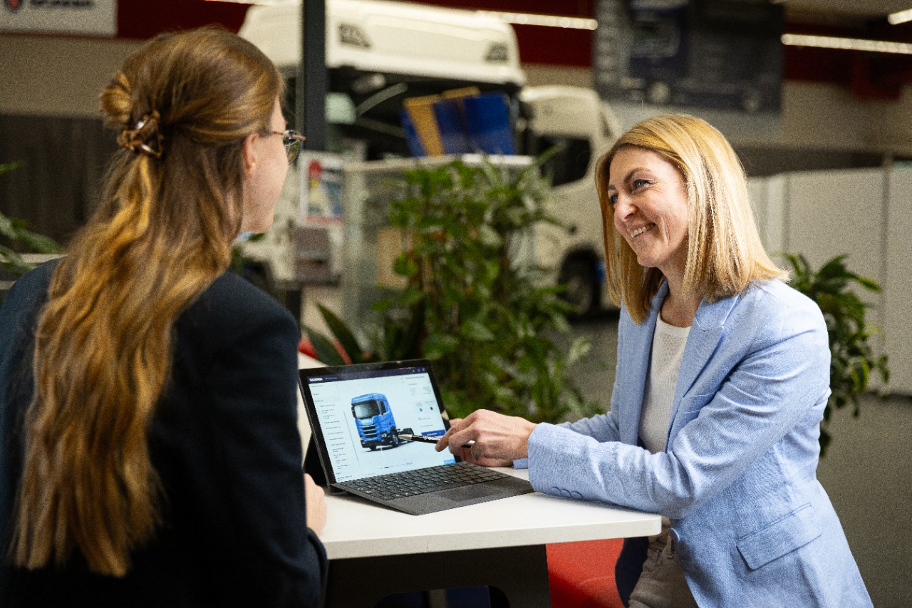 Scania Mitarbeiter im Fachgespräch