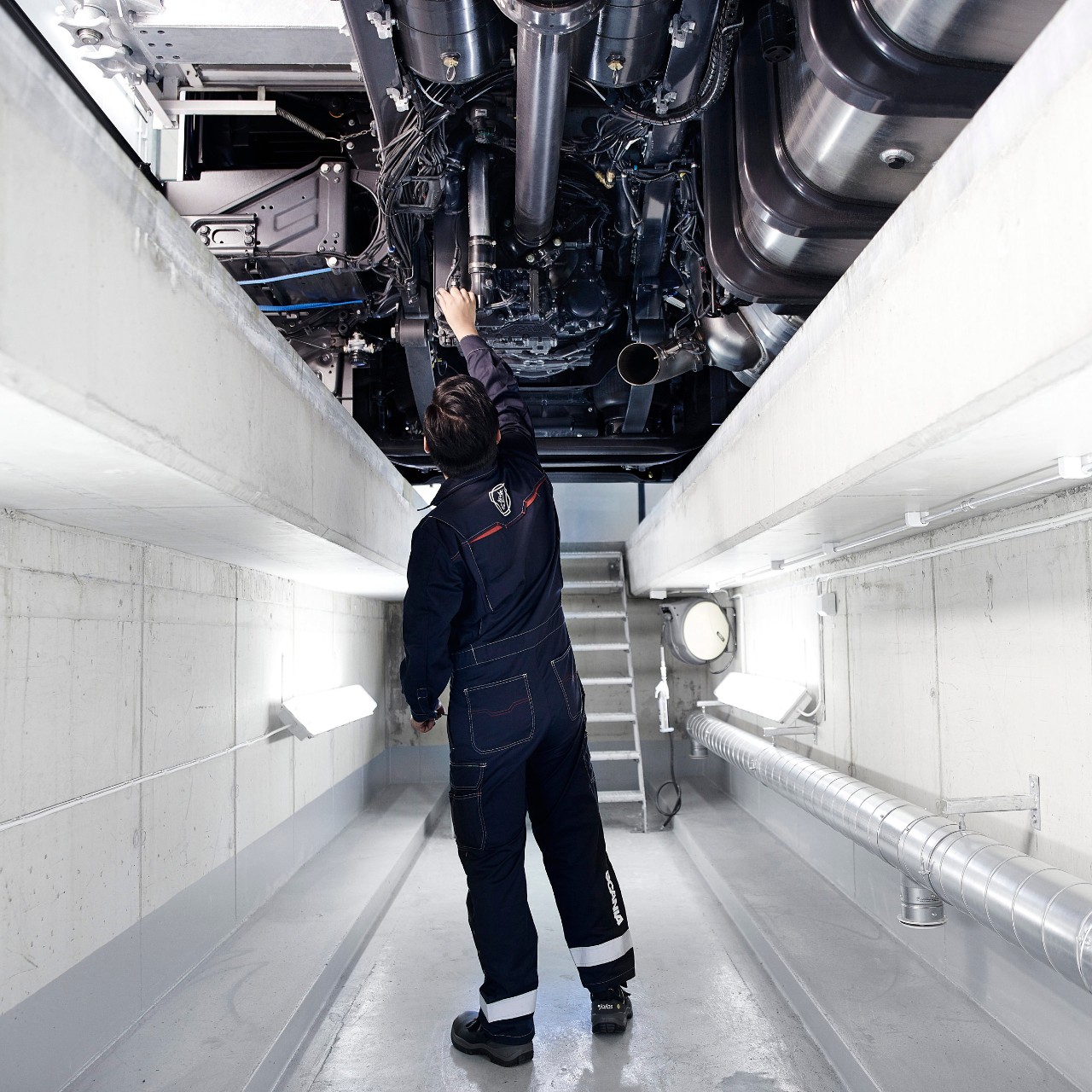 Scania Mechatroniker in der Grube 