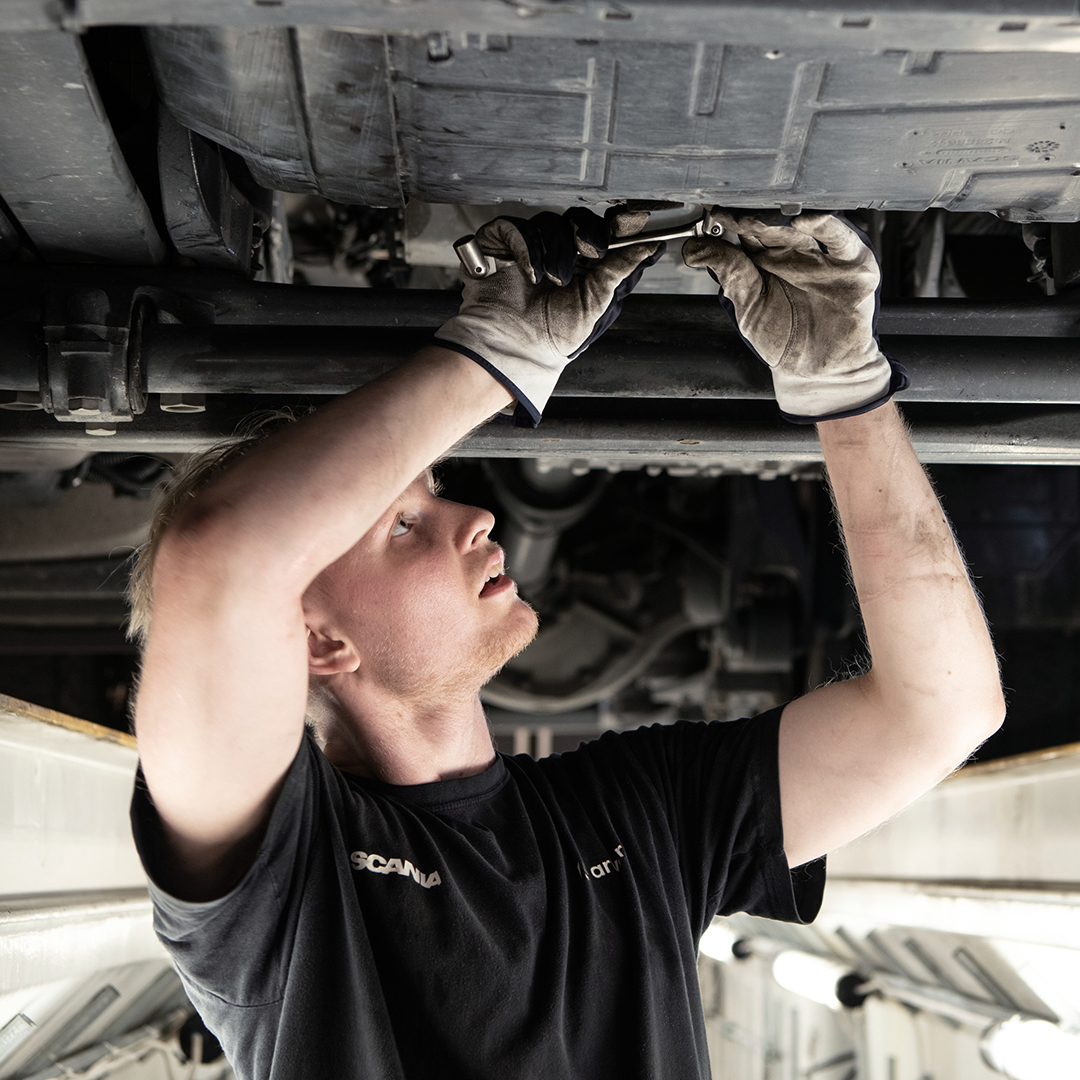Scania Mechatroniker arbeitet an Scania Lkw
