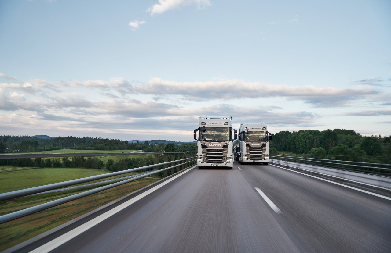 Zwei Scania Super auf der Straße fahrend