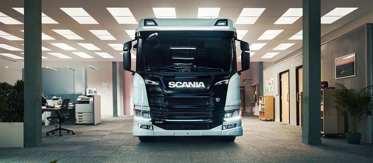 elektrische scania vrachtwagen in een kantooromgeving