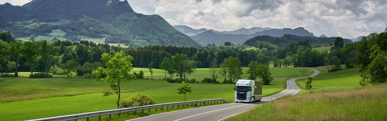 Scania elektrische vrachtwagen 45-R 4x2 in landschap