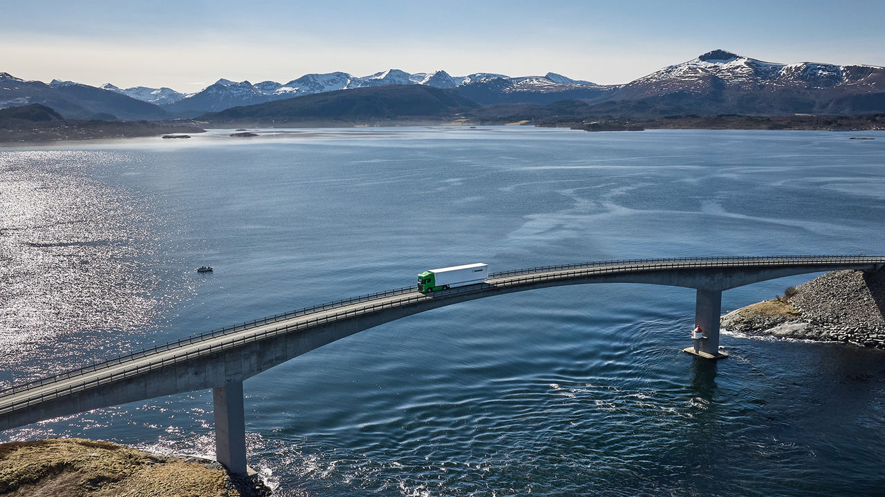 Camion Scania roulant sur un pont