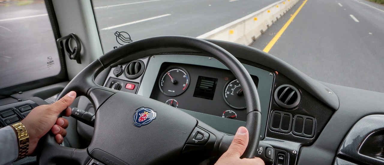 Autobús de Scania bajando la colina