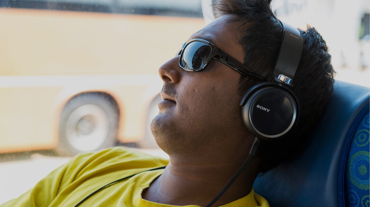 Autobús de Scania bajando la colina