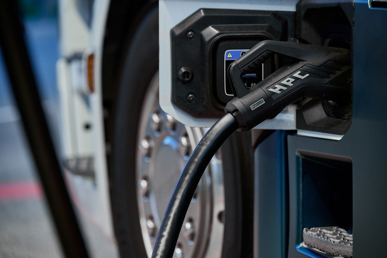 Câble de recharge d'un camion électrique Scania 45 s 4x2 highline