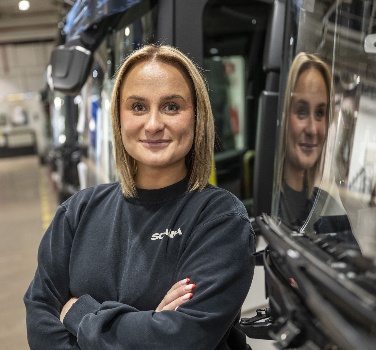 Alma framför en Scaniahytt