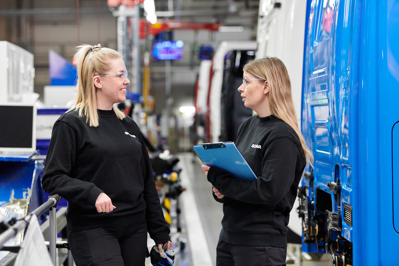 Två tekniker i vår hyttfabrik
