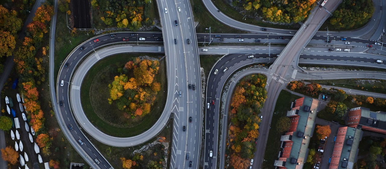 Flygfoto över vägar och viadukt i Sverige