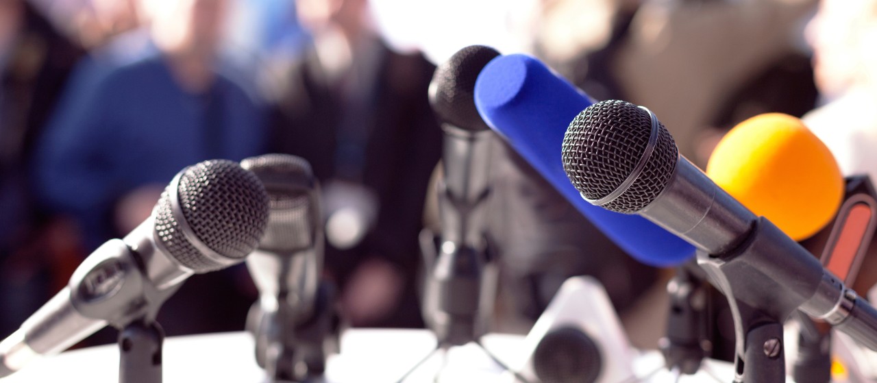 Presskontakt, bilder på mikrofoner