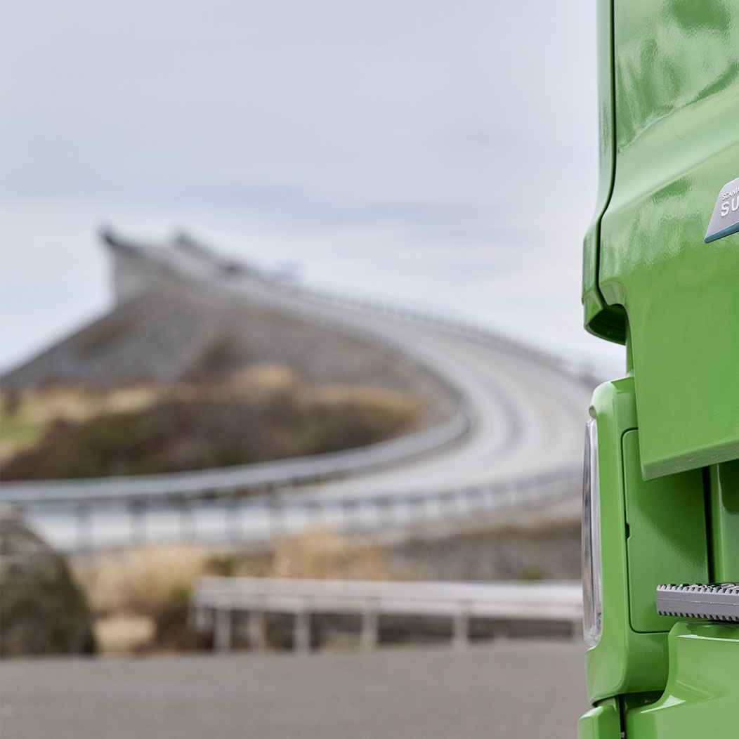 Väg med detalj av grön lastbil