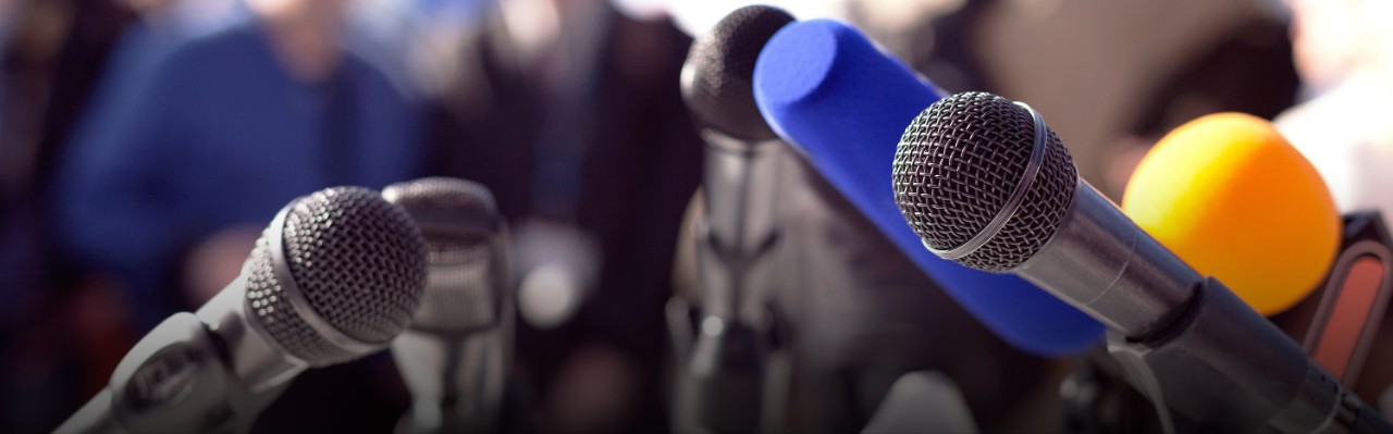 Presskonferens, närbild på mikrofoner