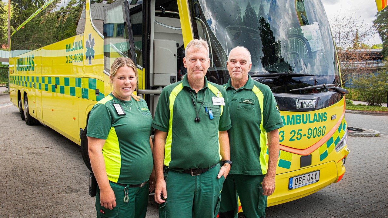 Sjuksköterskan Victoria Eriksson, förarvikarien Jörgen Eriksson och Urban Jonsson som är fordonsansvarig inom ambulanssjukvården i Dalarna.