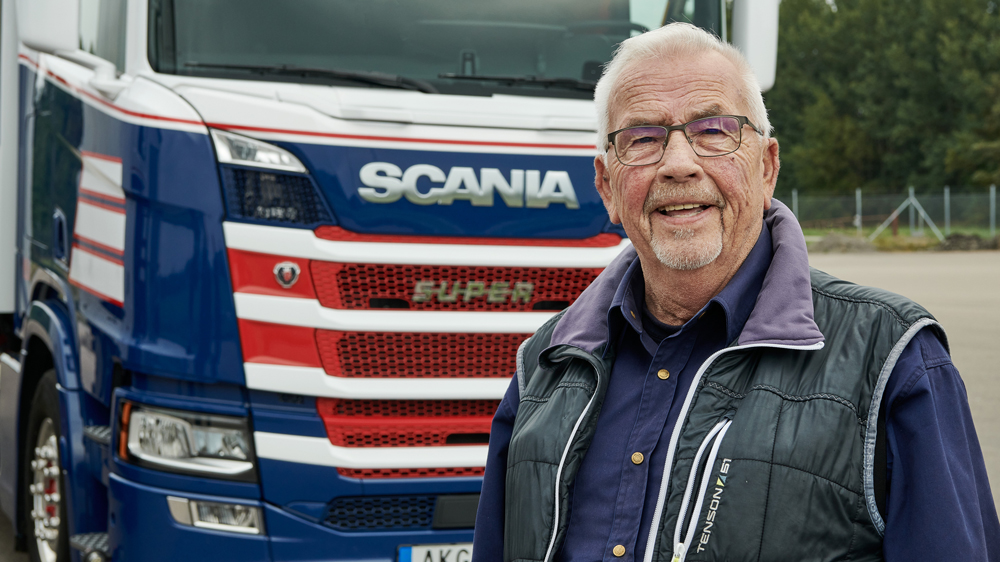 Curt framför lastbil