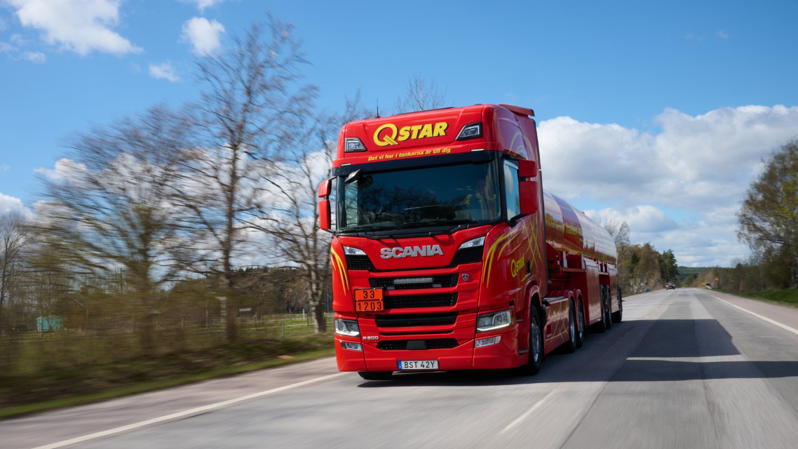 Q-stars Scania lastbil på vägen