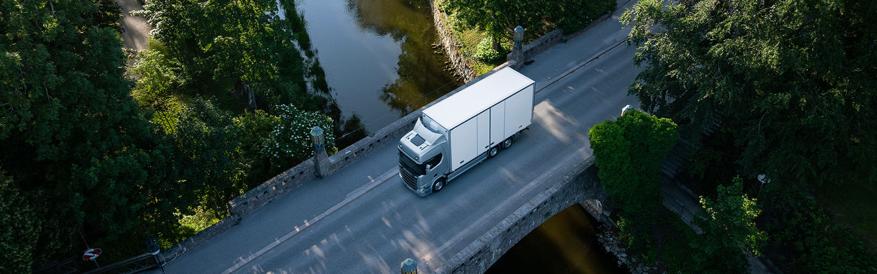 Gaslastbil som kör över bro