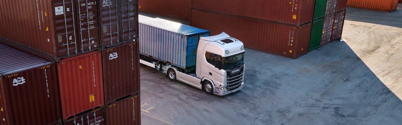 Scania lastbil på en lastkaj