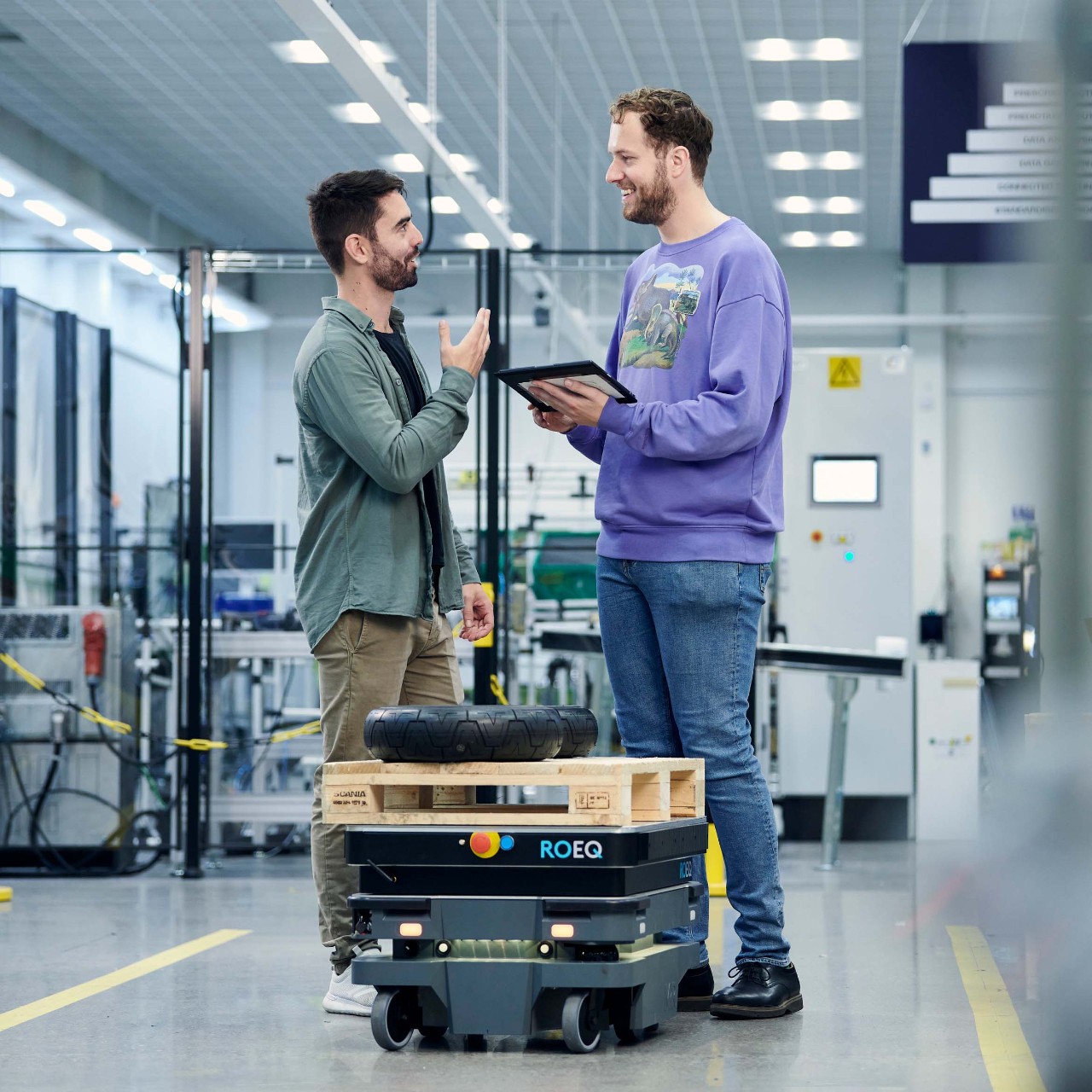 Two Scania employees at the smart factory lab in Södertälje